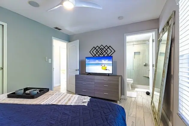 Ev (Fruit & Wine Saltwater Pool Home)