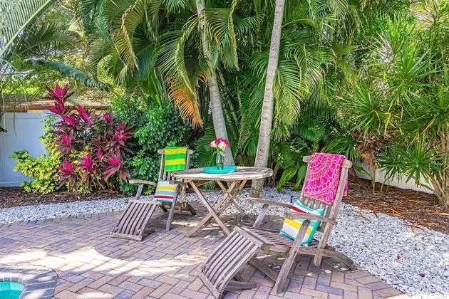 Ev (Fruit & Wine Saltwater Pool Home)
