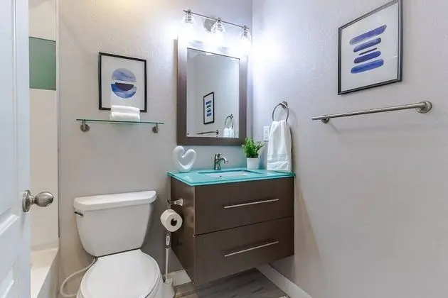 Ev (Fruit & Wine Saltwater Pool Home)