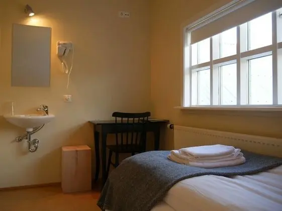 Tek Büyük veya İki Ayrı Yataklı Oda, Ortak Banyo