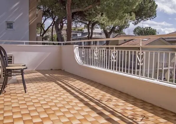 Üç Kişilik Oda, Balkon
