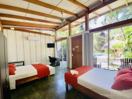 Dört Kişilik Oda, Havuz Manzaralı