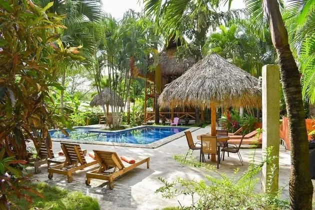 Dört Kişilik Oda, Havuz Manzaralı