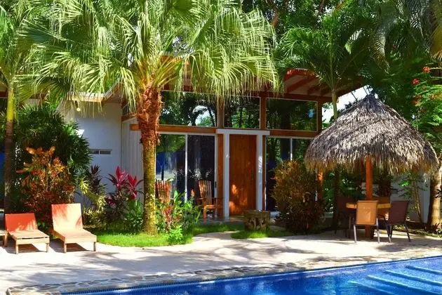 Dört Kişilik Oda, Havuz Manzaralı