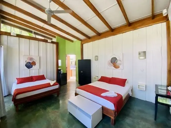 Dört Kişilik Oda, Havuz Manzaralı