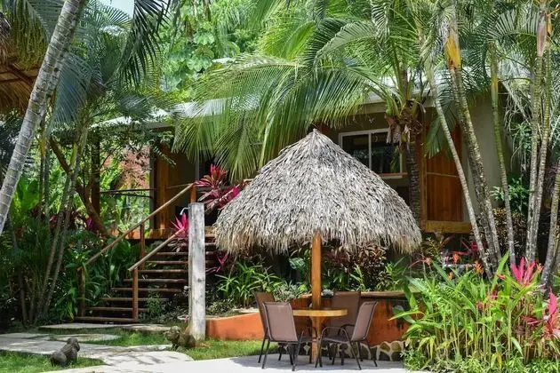 Standard Tek Büyük Yataklı Oda, Havuz Manzaralı