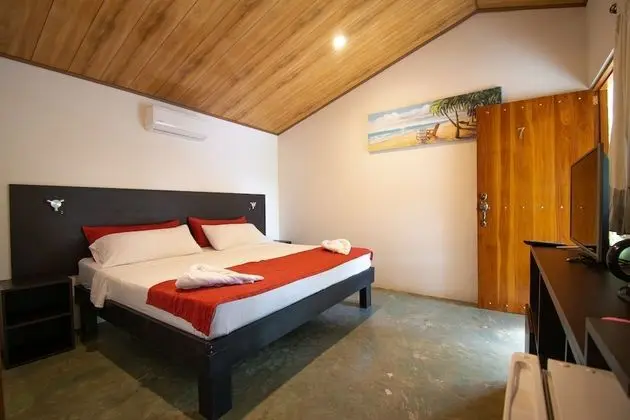 Standard Tek Büyük Yataklı Oda, Havuz Manzaralı