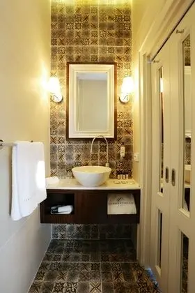 Bathroom sink