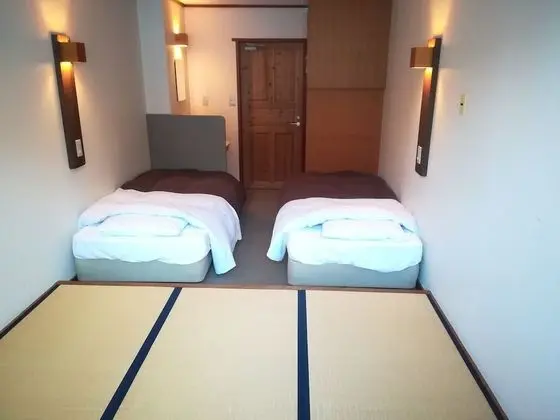 İki Ayrı Yataklı Oda, Ortak Banyo (Japanese Western Style)