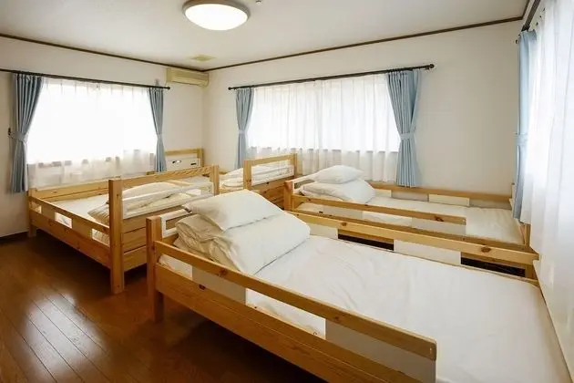 Ortak Ranzalı Oda, Sadece kadınlar için, Sigara İçilmez (For 4 people)
