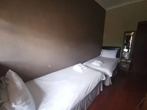 İki Ayrı Yataklı Oda, Ortak Banyo