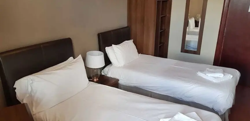İki Ayrı Yataklı Oda, Ortak Banyo