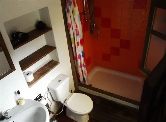 İki Ayrı Yataklı Oda, Ortak Banyo