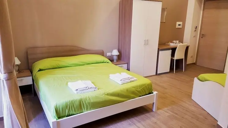 Üç Kişilik Oda (Napul'è)