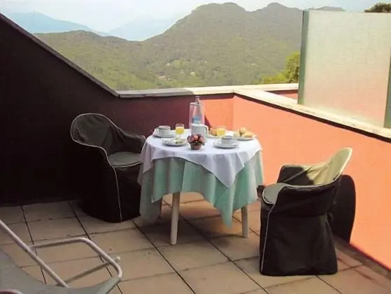 Tek Büyük veya İki Ayrı Yataklı Oda, Göl Manzaralı