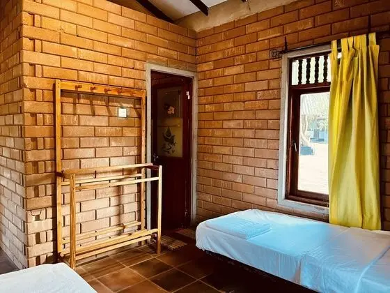 Independent Cottage Den