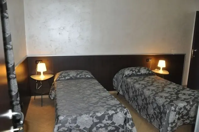 Tek Büyük veya İki Ayrı Yataklı Oda, Ortak Banyo