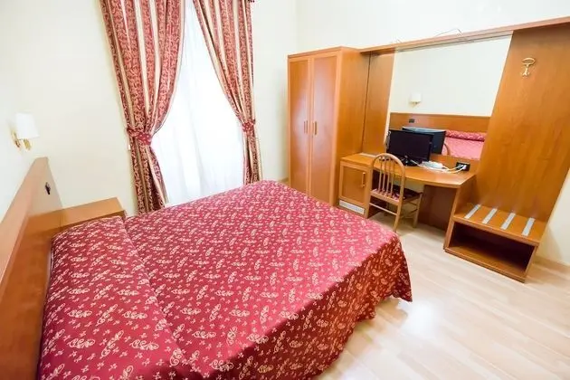Tek Büyük veya İki Ayrı Yataklı Oda, Ortak Banyo