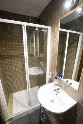 Tek Büyük veya İki Ayrı Yataklı Oda, Ortak Banyo