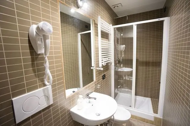 Tek Büyük veya İki Ayrı Yataklı Oda, Ortak Banyo