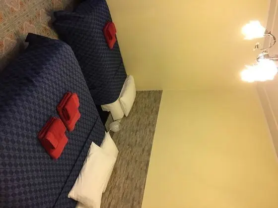 Dört Kişilik Oda, Ek Bina