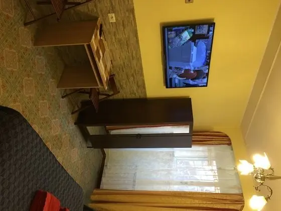 Dört Kişilik Oda, Ek Bina