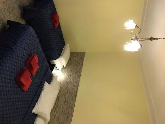 Dört Kişilik Oda, Ek Bina