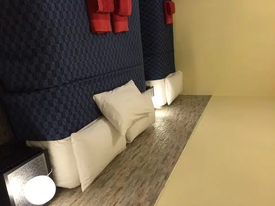 Dört Kişilik Oda, Ek Bina