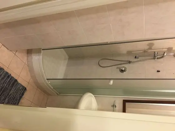 Dört Kişilik Oda, Ek Bina