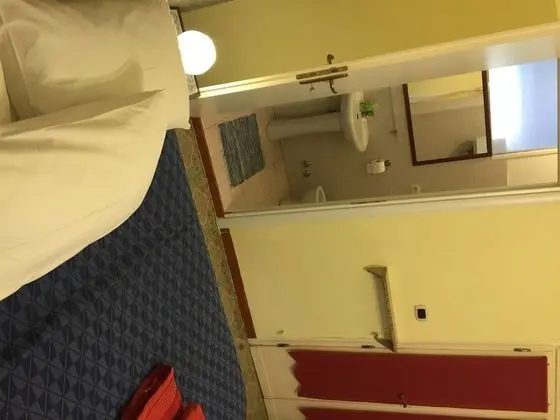 Dört Kişilik Oda, Ek Bina