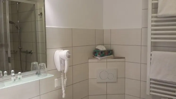 Büyük Yataklı Tek Kişilik Oda