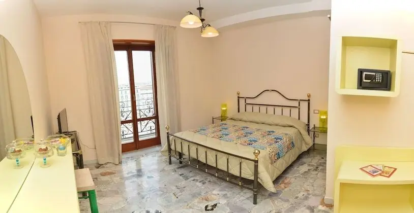 Tek Büyük Yataklı Oda (Gialla)