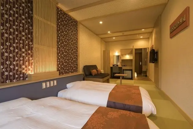Japanese Style Room,6 Tatami Mats:15 Minutes from Itami Airport by Taxi, Tatoo may not be allowed.