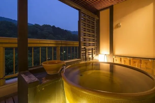 Japanese Style Room with an open air bath  :15 Minutes from ITM by Taxi, Tatoo may not be allowed.