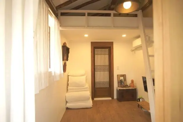 Maru Room