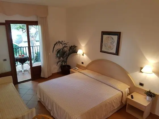 Üç Kişilik Oda, Balkon, Bahçe Manzaralı