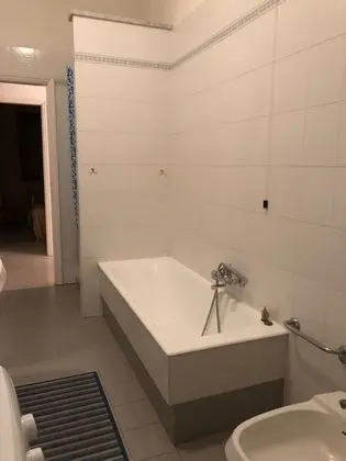 Tek Büyük Yataklı Oda, Ortak Banyo