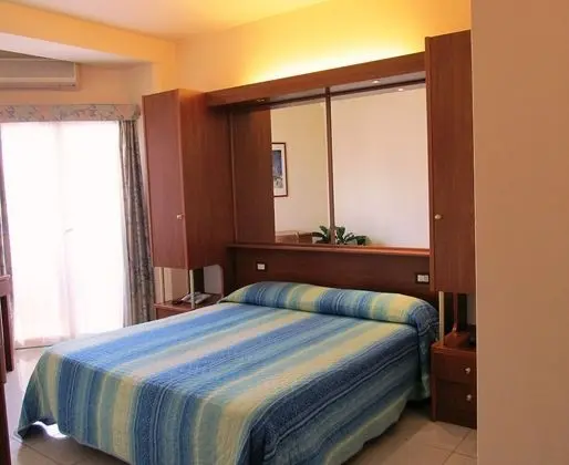 Büyük Yataklı Tek Kişilik Oda