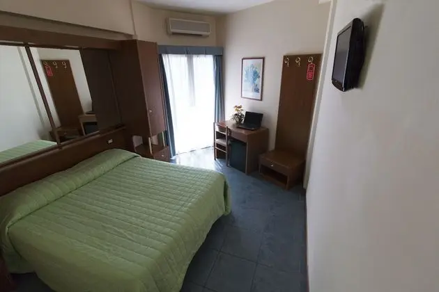 Büyük Yataklı Tek Kişilik Oda