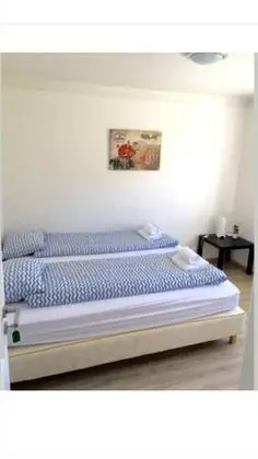 Tek Büyük veya İki Ayrı Yataklı Oda, Ortak Banyo (G7)