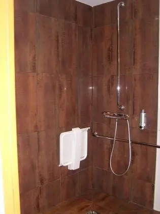 Üç Kişilik Oda
