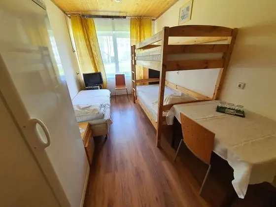 Basic Üç Kişilik Oda, Ortak Banyo