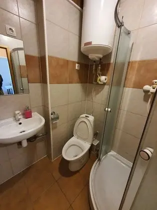 Basic Üç Kişilik Oda, Ortak Banyo