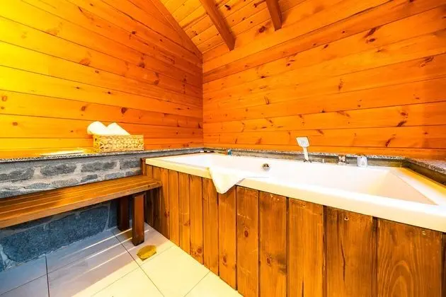 Gafulluk jakuzili taş bungalov