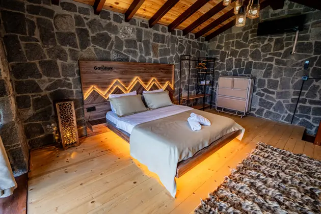 Jakuzi Ve Sömineli Taş Villa Oda