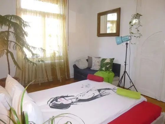 Tek Büyük veya İki Ayrı Yataklı Oda, Ortak Banyo