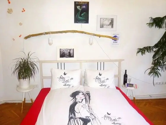 Tek Büyük veya İki Ayrı Yataklı Oda, Ortak Banyo