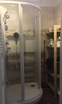 Üç Kişilik Oda, Ortak Banyo