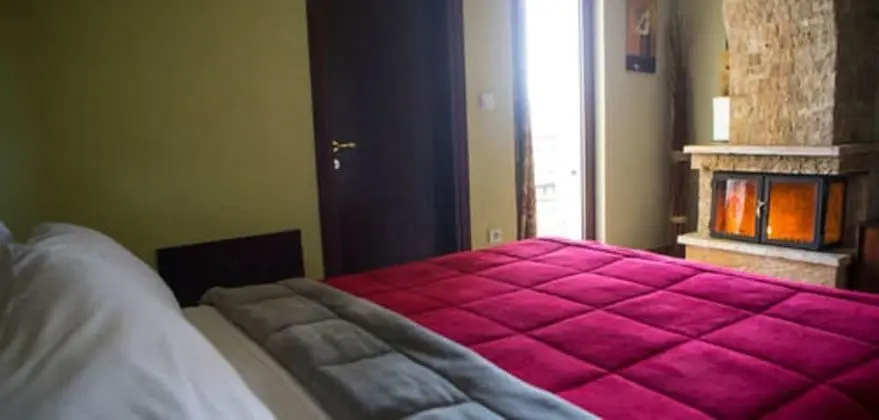 Tek Büyük Yataklı Oda, 1 Çift Kişilik Yatak, Şömine, Dağ Manzaralı