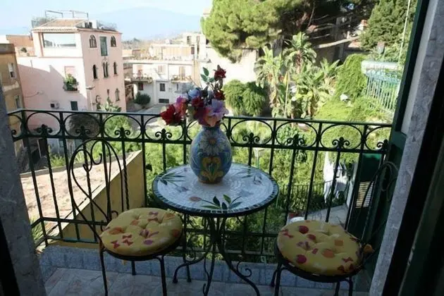 Tek Büyük veya İki Ayrı Yataklı Oda, Bahçe Manzaralı